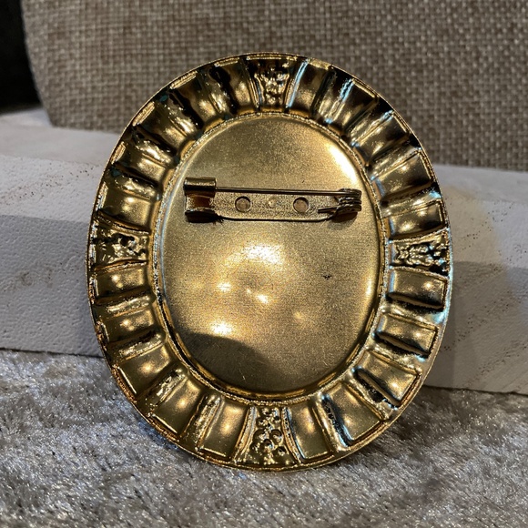 Vintage Back and White Cameo Brooch - Picture 2 of 2